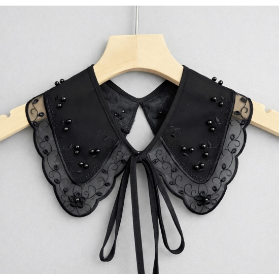 Czarny kołnierzyk z tiulu z perełkami i wiązaniem – modowy detal do stylizacji.